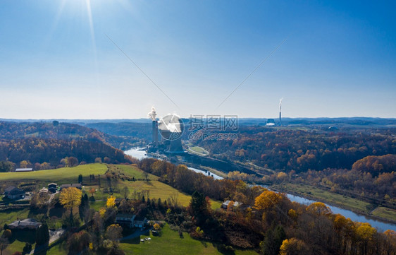 西弗吉尼亚州摩根镇附近的马丁堡燃煤发电站的空中观察图片