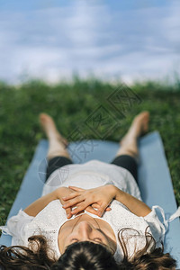 在水边冥想年轻女人躺在水边沉思图片