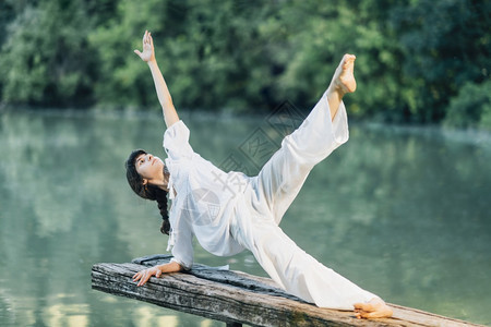 做瑜伽锻炼木板明星姿势的年轻女子图片