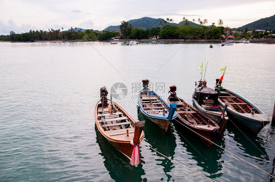 季风节许多泰国色彩的长尾钓鱼船图片
