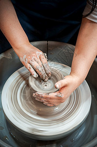 传统粘土锅和器用旋转轮手制作图片