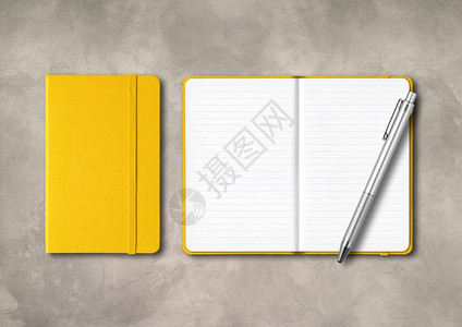 黄闭和开线笔记本有钢混凝土背景上隔离的模型黄闭和开线笔记本有混凝土背景上的笔图片