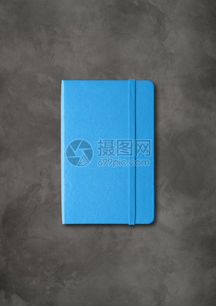 蓝封闭笔记本模型在暗混凝土背景上隔离蓝封闭笔记本在暗混凝土背景上隔离图片