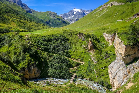 瓦诺伊斯公园阿尔卑斯山谷萨沃伊法国阿尔卑斯山法国阿尔卑斯山脉的河和木桥图片