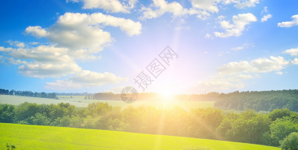 山丘田日出和蓝天空春季农业景观宽幅照片图片
