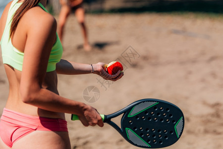 女子队打海滩网球服务图片