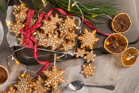 圣诞饼干雪花装饰着糖霜圣诞节传统和到来图片