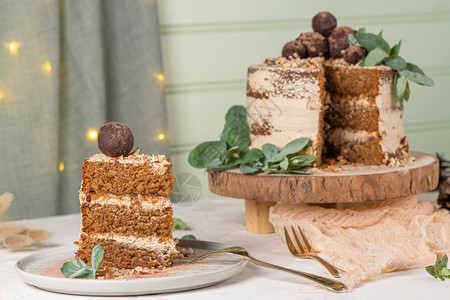 一块巧克力蛋糕一块美味的巧克力和栗子蛋糕在餐桌上生锈的木制厨房柜台背景