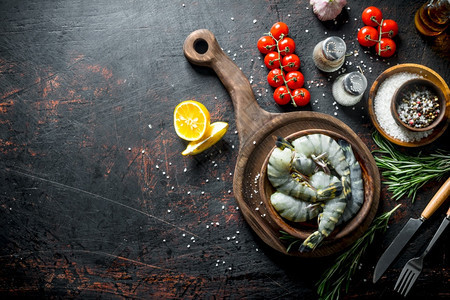 生虾与水果蔬菜的特写镜头图片