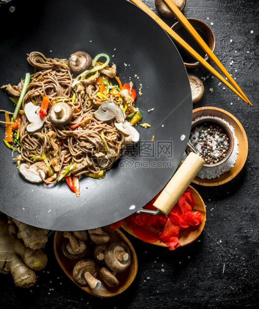 香料蘑菇和姜汁美味的香料蘑菇和姜汁图片