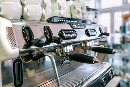 咖啡馆里专业咖啡机的特写镜头咖啡店的专业咖啡师图片