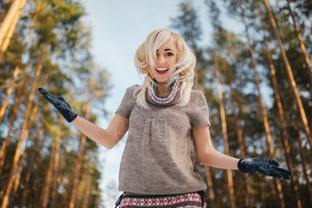 一个美丽的女孩在雪地森林的肖像女人在冬季公园柔软的焦点女人在冬季公园图片