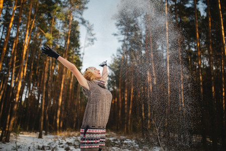 一个美丽的女孩在雪地森林的肖像女人在冬季公园柔软的焦点女人在冬季公园图片
