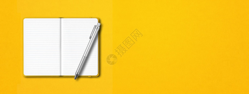 黄色开线笔记本模型在多彩背景上隔离一支笔水平横幅黄色开线笔记本在多彩背景上隔离一支笔水平横幅图片