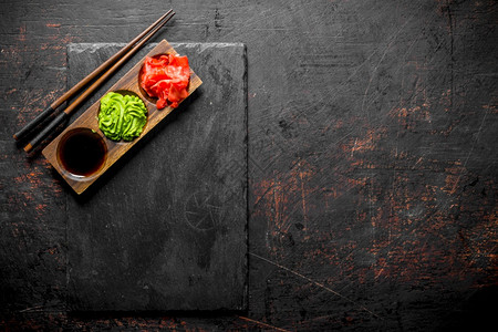 生姜黄瓜和酱油筷子放在木板上用筷子放在木板上黑生锈背景姜子图片