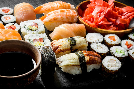 各种卷子寿司和石板上的面有酱油和姜汁各种卷子寿司和石板上的面有酱油和姜汁图片