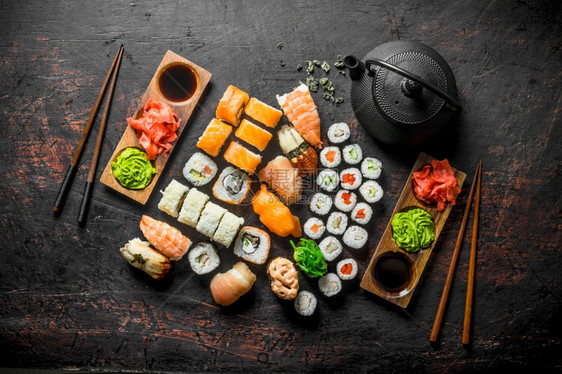 不同种类的日本寿司卷图片