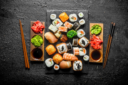 一套日本寿司卷两套配有酱汁和筷子的日本寿司卷两套配有酱汁和筷子的日本寿司卷图片