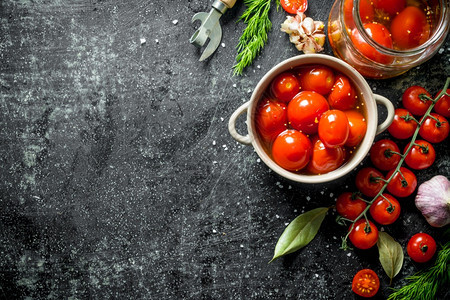 碗里有西红柿子和新鲜樱桃西红柿黑暗的生锈背景图片