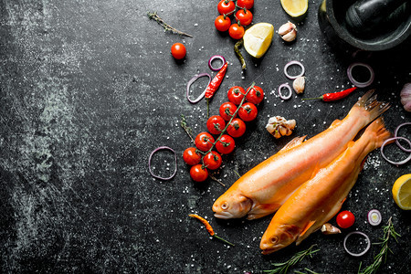 迷迭香辣椒和洋葱包围的鳟鱼图片