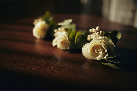 关闭新郎和的花关闭装有白玫瑰的纽扣洞花绿色和的可爱活花婚礼概念关闭新郎和的活花关闭配有白玫瑰的纽扣洞花绿色和的婚礼概念可爱的活花图片