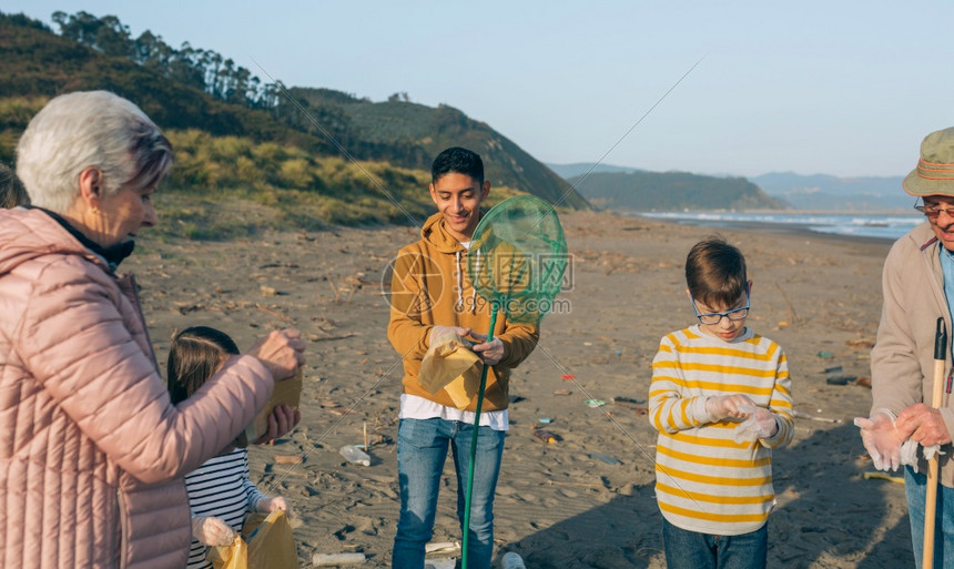 准备清理海滩的志愿者图片