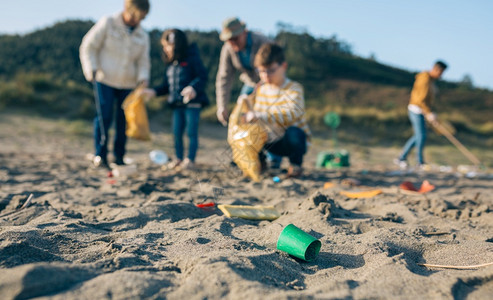 在海滩上捡垃圾的志愿者团体高清图片