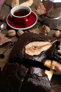 巧克力馅饼和梨子咖啡壶杯活生图片