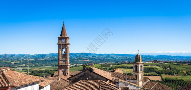 20年意大利蒙法拉托地区伊塔利的山峰夏季风景优美的乡村与葡萄园田美丽的蓝天背景图片