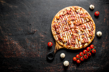 烤肉和奶酪的热披萨还有培根和奶酪的热烤披萨图片
