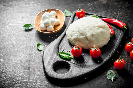 用西红柿辣椒和马扎里拉的面粉用黑色生锈背景用西红柿辣椒和马扎里拉的面粉图片
