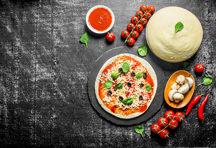 生披萨番茄蘑菇橄榄图片