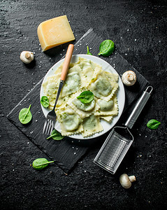 意大利拉维奥加蘑菇和菠菜叶黑色生锈背景意大利拉维奥加蘑菇和菠菜叶图片
