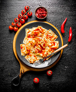 酱汁辣椒和西红柿黑色生锈背景图片