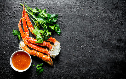 带草药和酱汁的新螃蟹黑生菜背景图片