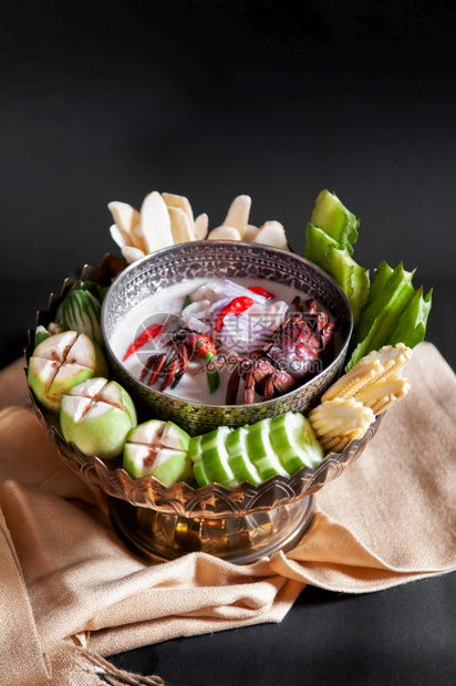 传统辣椒椰子牛奶和咸蟹用各种蔬菜食图片