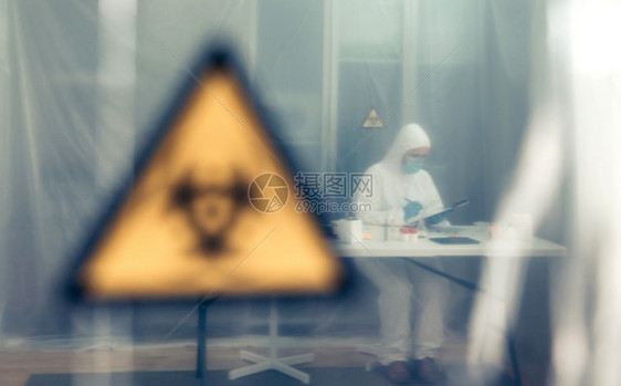 有细菌保护诉讼案的女科学家在实验室内以保护幕后进行调查有选择地关注背景科学家图片