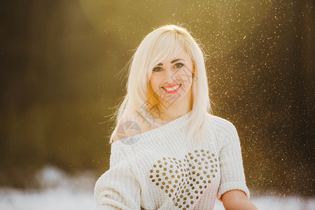 一个美丽的女孩在雪地森林的肖像女人在冬天公园柔软的焦点图片