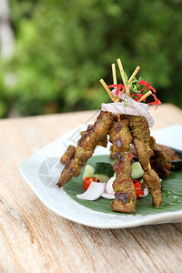 黑褐色桌面上鸡肉黑棕色桌边街头食物开胃菜图片