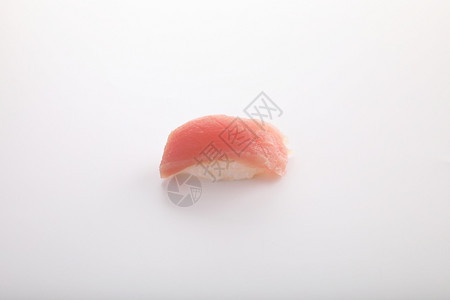 以白种背景隔离的金鱼寿司图片