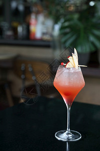在酒吧柜台加冰的粉红鸡尾酒杯图片