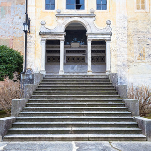 长的楼梯为这15世纪的意大利教堂创造视角图片