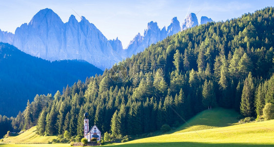 意大利多洛米斯山意大利观景小教堂圣约翰在罗努伊图片