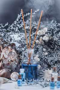 关上白和蓝调温疗的基本油海盐白花背景图片
