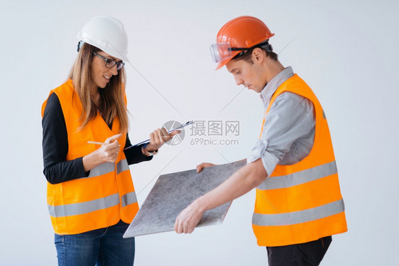 建筑师检查工地的瓷砖图片