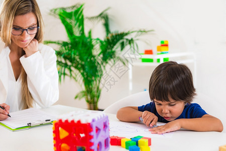 儿童心理学学龄前儿童用说教立方体做测试图片