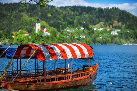 典型的木船在斯洛文尼亚语中称为pletna在斯洛文尼亚最著名的湖布莱德湖欧洲斯洛文尼亚图片