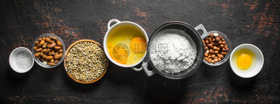 小麦坚果和面粉鸡蛋烘烤材料图片
