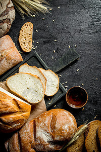 不同种类的面包黑色生锈背景的不同种类面包不同种类的面包图片