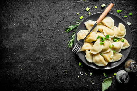 含有香料迷迭和绿色洋葱的面料黑生菜背景的面料香迷迭和绿色洋葱的面料图片